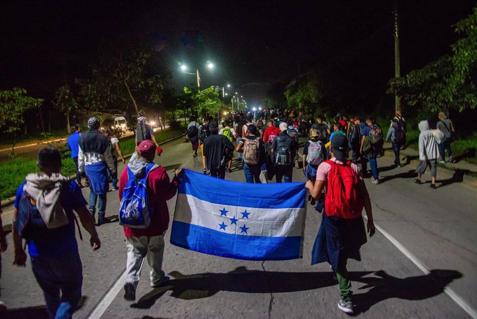 Archivo - Grupos de migrantes hondureños camino de Estados Unidos.