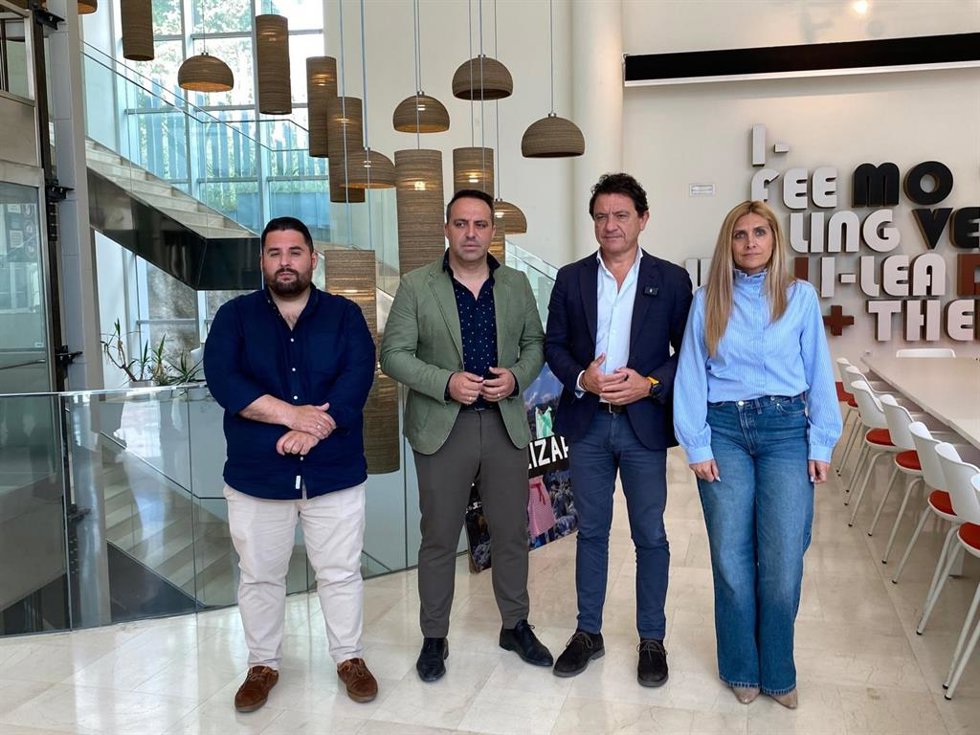 El delegado territorial de Empleo, Empresa y Trabajo Autónomo en Cádiz, Daniel Sánchez, junto al alcalde de Ubrique, José Mario Casillas, antes de participar en una jornada sobre ayudas a autónomos y agricultores.