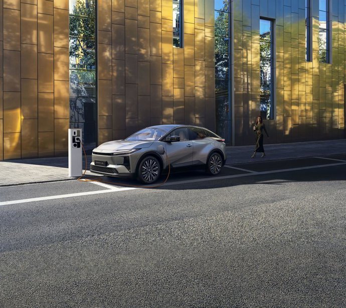 Archivo - El Toyota C-HR+ arrasa en el mercado eléctrico español de abril por delante del Dolphin Surf y Kia EV3