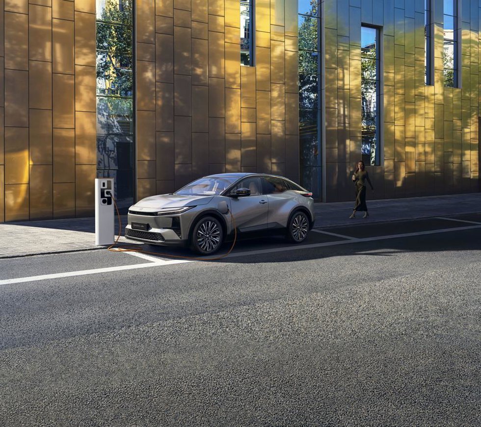 Archivo - El Toyota C-HR+ arrasa en el mercado eléctrico español de abril por delante del Dolphin Surf y Kia EV3