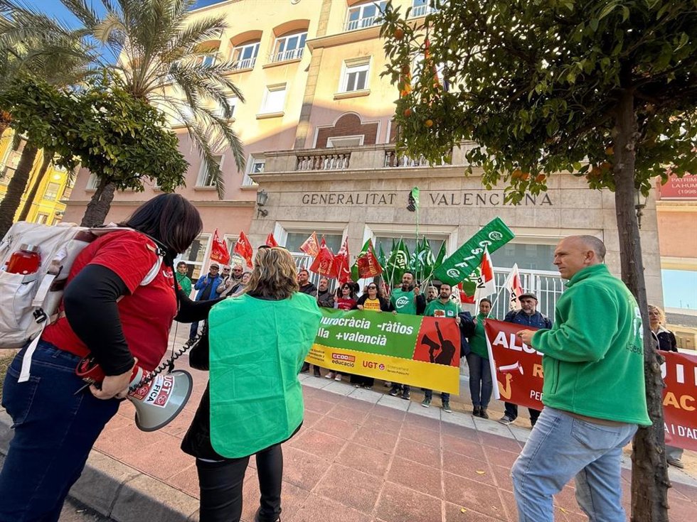 Archivo - Representantes de los sindicatos docentes CSIF, CCOO, UGT y STEPV llevan a cabo un proceso de movilizaciones "en defensa de la mejora de las condiciones laborales del profesorado.