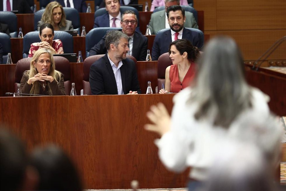 (I-D) La consejera de Economía, Hacienda y Empleo de la Comunidad de Madrid, Rocío Albert, y el consejero de Presidencia, Miguel Ángel García Martín, y la presidenta de la Comunidad de Madrid, Isabel Díaz Ayuso, durante una sesión plenaria en la Asamblea