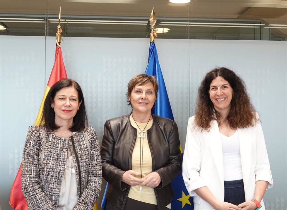 La presidenta de Cofides, Ángela Pérez, la secretaria general de Inclusión, Elena Rodríguez, y la directora gerente de Fundación Valentia, Sara Comenge, tras la firma del acuerdo.