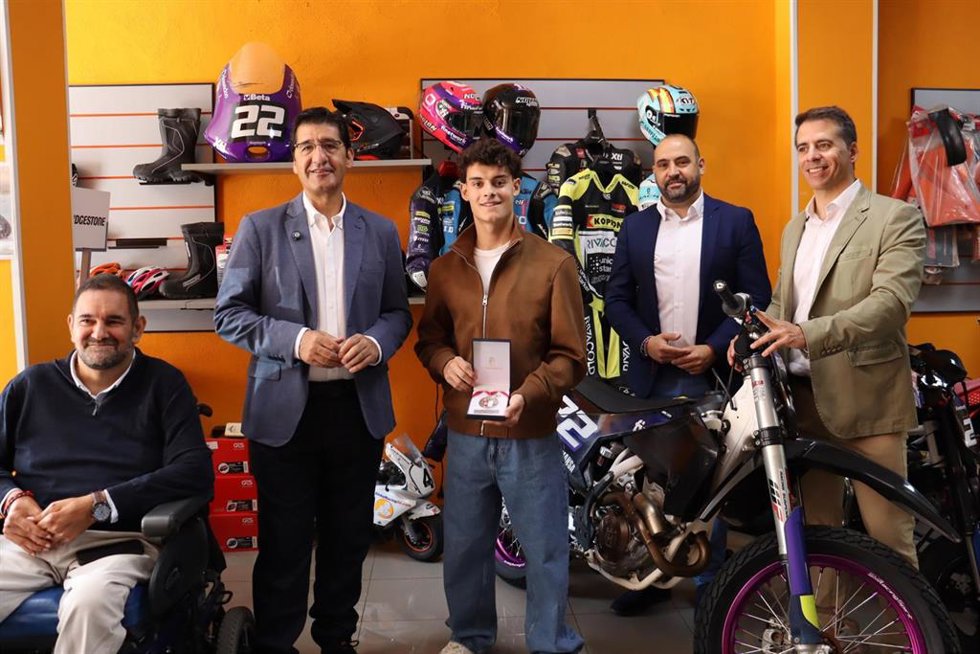 El vicepresidente segundo, José Manuel Caballero,en un encuentro mantenido en Argamasilla de Calatrava con el piloto David Almansa.