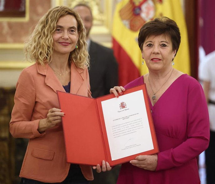 Archivo - La presidenta del Congreso de los Diputados, Meritxell Batet (i), durante el acto de entrega del Premio Josefina Carabias de periodismo parlamentario a Carmen del Riego (d), en el Salón de Pasos Perdidos del Congreso de los Diputados, a 21 de ju