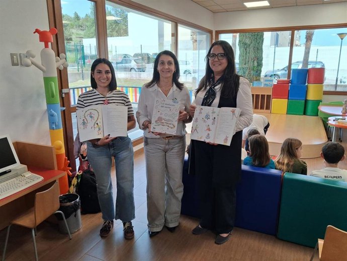 La delegada de Igualdad, María Labrador, en el centro, en un acto de fomento de la lectura en Lebrija.