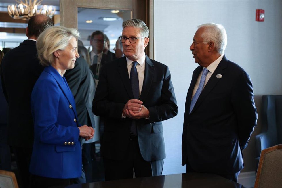 Archivo - La presidenta de la Comisión Europea, Ursula von der Leyen, el primer ministro británico, Keir Starmer, y el presidente del Consejo Europeo, António Costa