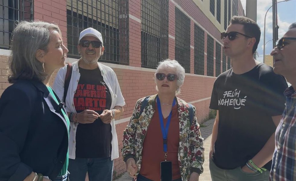 Los candidatos de Adelante Andalucía por Sevilla, Begoña Iza y Javi Montes, en la puerta del IES Julio Verne, en el Barrio de Pino Montano.