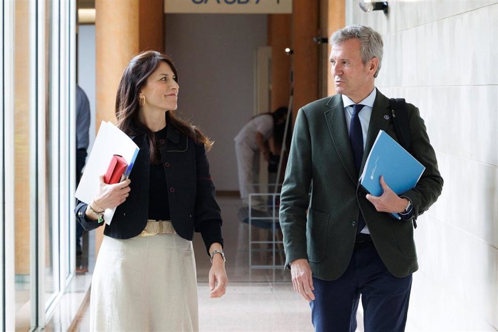 El presdiente de la Xunta, Alfonso Rueda, acompañado por la conselleira de Vivenda e Planificación das Infraestruturas, María Martínez Allegue, en la rueda ed prensa posteiror al Consello