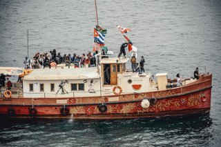 Un barco e la Global Sumud Flotilla tras iniciar ruta en el puerto de Barcelona, España (archivo)