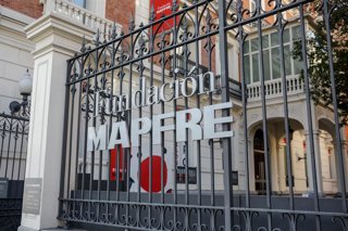 Archivo - Puerta de la Sala Fundación Mapfre en el Paseo de Recoletos, en Madrid (España)