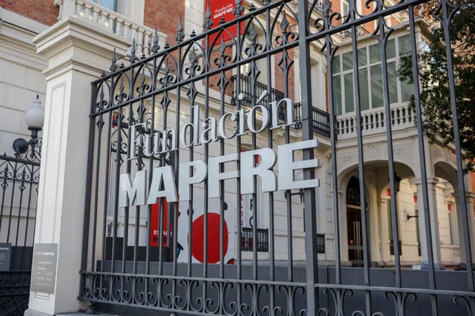Archivo - Puerta de la Sala Fundación Mapfre en el Paseo de Recoletos, en Madrid (España)