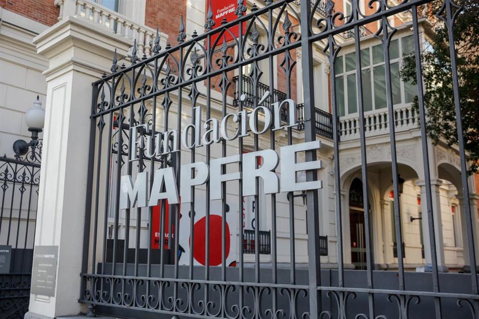 Archivo - Puerta de la Sala Fundación Mapfre en el Paseo de Recoletos, en Madrid (España)