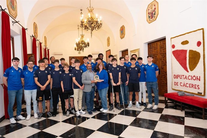El presidente de la Diputación de Cáceres recibe a jugadores del Sagrado Corazón Cáceres CB tras su buena temporada