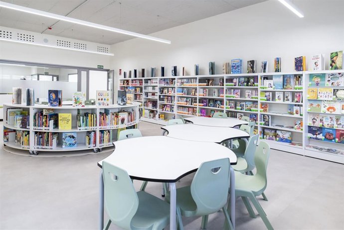 Centro De Usos Múltiples Y Biblioteca 'Mercedes Formica' En El Limonar