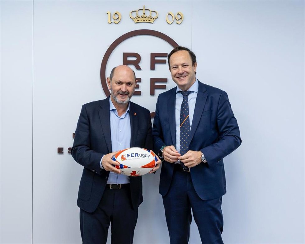 Rafael Louzán (izda) y Juan Carlos Martín (dcha) durante su encuentro en la Ciudad del Fútbol de Las Rozas