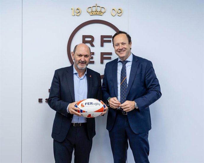 Rafael Louzán (izda) y Juan Carlos Martín (dcha) durante su encuentro en la Ciudad del Fútbol de Las Rozas