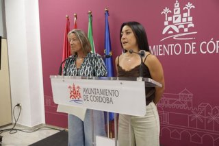 La viceportavoz del gobierno del Ayuntamiento de Córdoba, Cintia Bustos, y la delegada de Cultura, Isabel Albás.