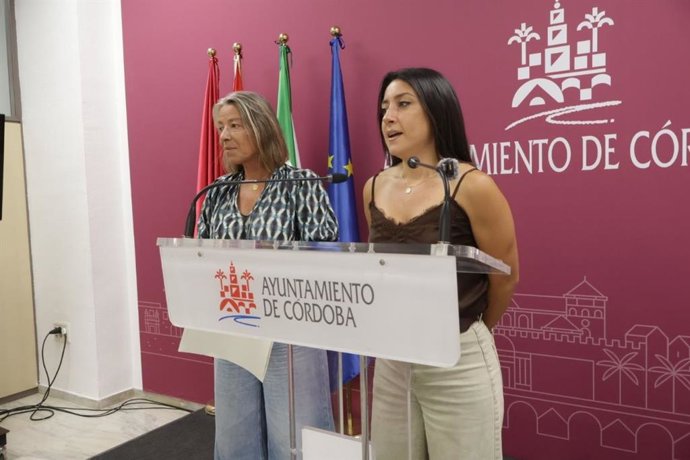 La viceportavoz del gobierno del Ayuntamiento de Córdoba, Cintia Bustos, y la delegada de Cultura, Isabel Albás.