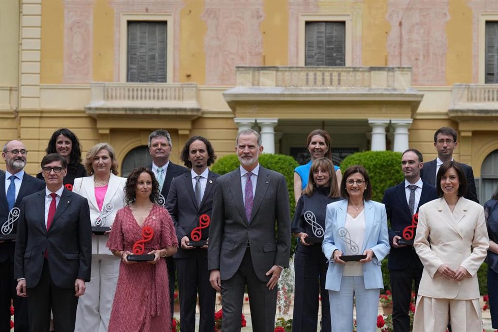 El presidente de la Generalitat, Salvador Illa; el rey Felipe VI y la ministra de Ciencia, Innovación y Universidades, Diana Morant, en la foto de familia de los Premios Nacionales de Investigación 2025 en el Palau de Pedralbes de Barcelona.