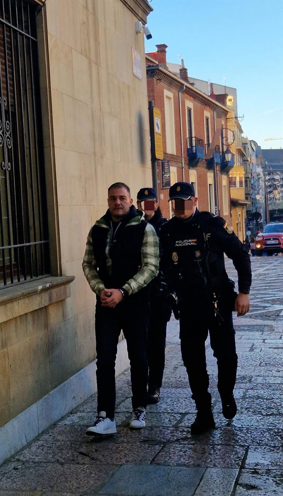 Archivo - Imagen del condenado por el parricidio de La Sota de Valderrueda (León) a su entrada a la Audiencia Provincial de León durante el juicio.
