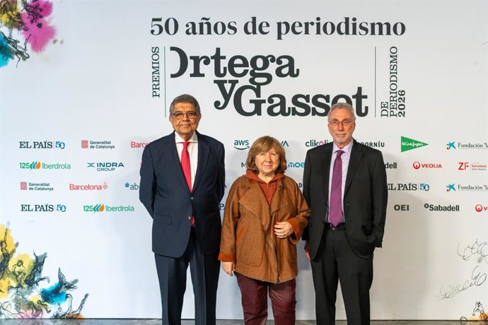 (I-D) Los premiados Sergio Ramírez,  Svetlana Alexiévich y Martin Baron, durante la gala de entrega de los Premios Ortega y Gasset de Periodismo, en el Ayuntamiento de Barcelona, a 4 de mayo de 2026, en Barcelona, Catalunya (España). Coincidiendo con el 5