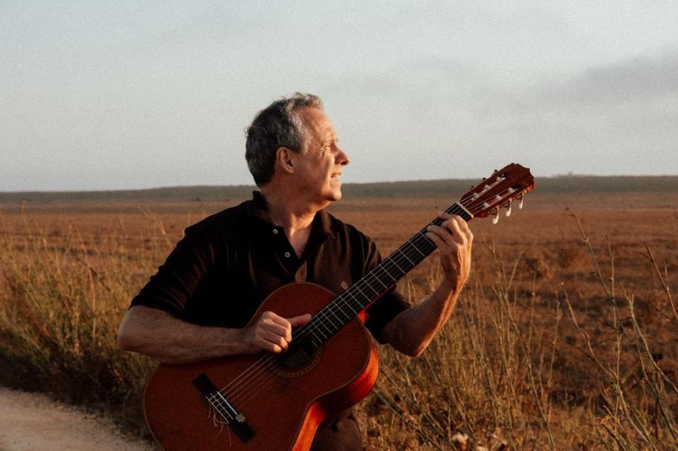 El cantautor portugués João Afonso actúa este martes en las Noches de Santa María de Plasencia