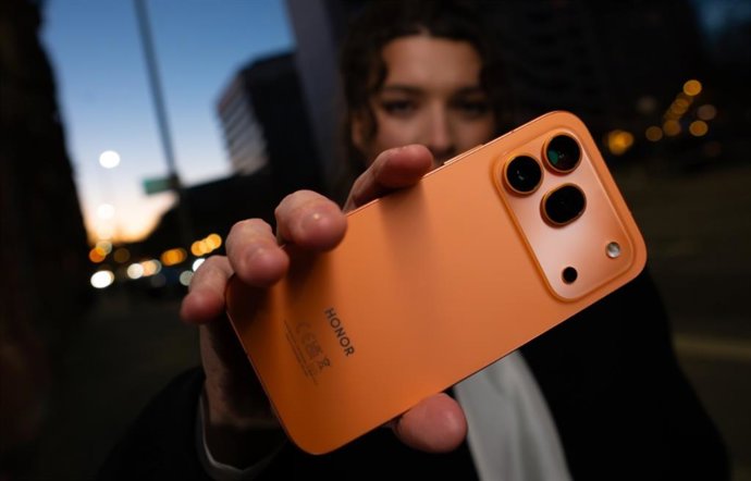 Smartphone de la serie HONOR 600 en color naranja