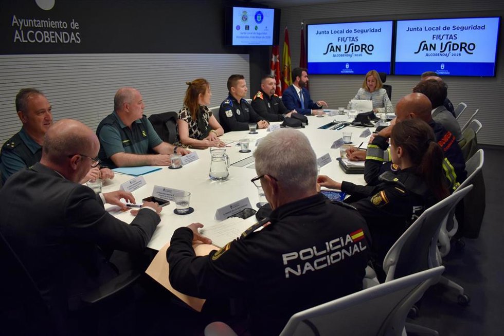 Reunión de la Junta Local de Seguridad de Alcobendas, con el delegado del Gobierno en Madrid, Francisco Martín, y la alcaldesa de la ciudad, Rocío García Alcántara, presidiendo la sesión.