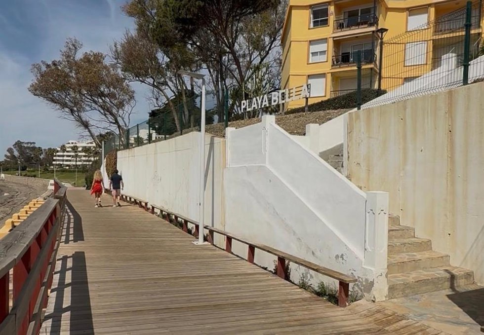 Estepona finaliza las obras de reparación y estabilización de un tramo de corredor litoral en playa Bella