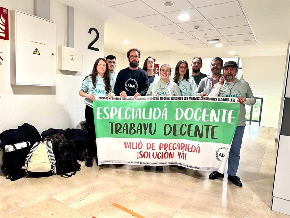 Profesores de llingua y eonaviego encerrados en la Consejería de Educación.