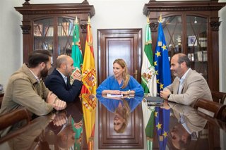 La presidenta de la Diputación con el alcalde de Grazalema.