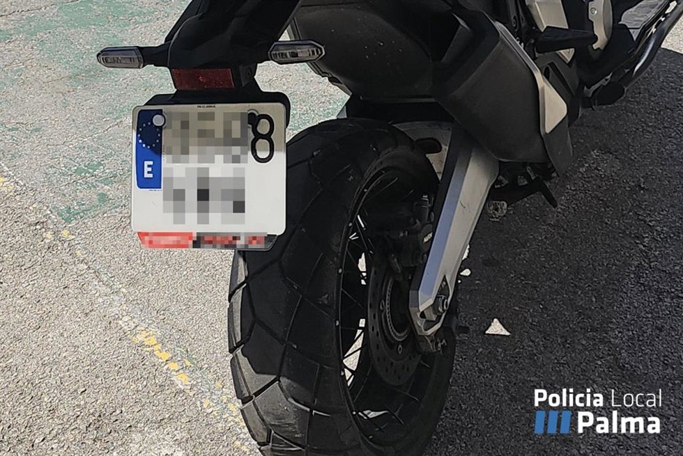 Matrícula manipulada de la motocicleta denunciada por exceso de velocidad en Palma.