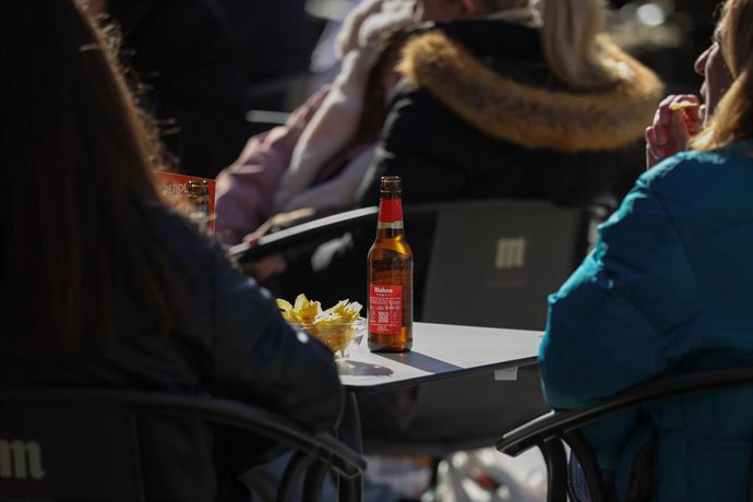 Archivo - Varias personas durante el aperitivo de Nochevieja, en el centro de la ciudad, a 31 de diciembre de 2025, en Madrid (España). La hostelería es el sector que más crece durante la campaña de Navidades con un total de 174.190 contratos nuevos, un 1