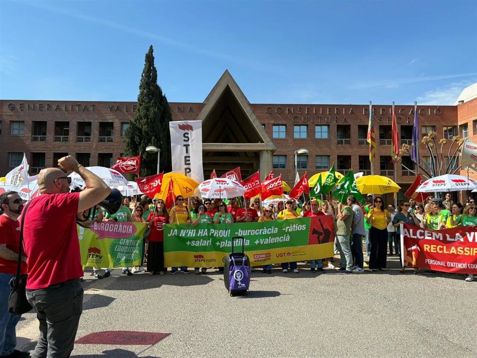 Concentración convocada por STEPV, CSIF, CCOO y UGT con motivo de la reunión de Mesa Sectorial. Conselleria de Educación