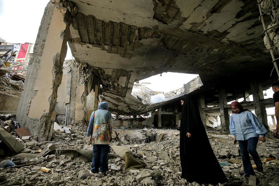 Libaneses observan los restos de una mezquita destruida por el Ejército de Israel en una localidad en el sur de Líbano