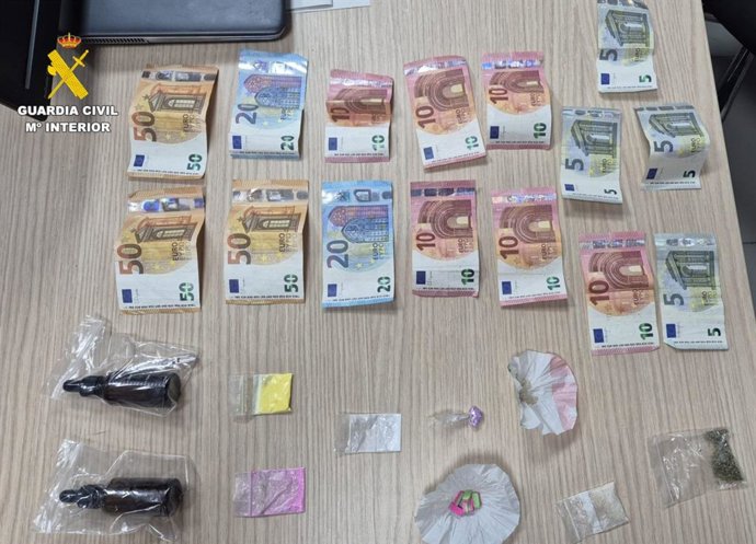 Dinero y droga intervenidos.