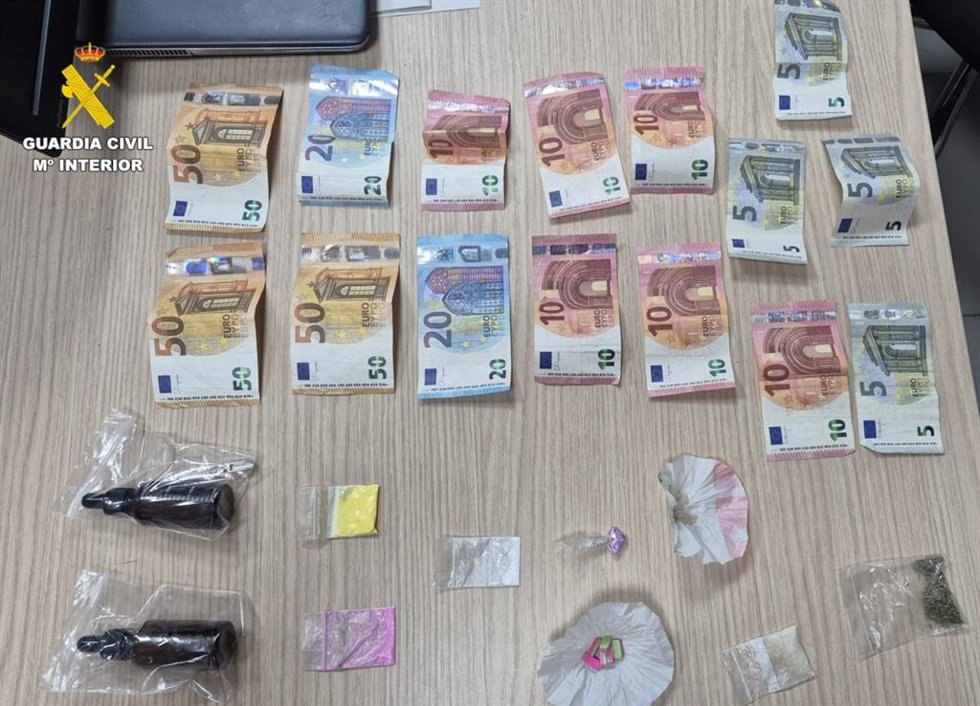 Dinero y droga intervenidos.