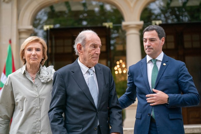 El Lehendakari, Imanol Pradales, y el ex-Lehendakari, Carlos Garaikoetxea, durante un acto institucional de reconocimiento al primer Gobierno vasco tras la dictadura, en el Palacio de Ajuria Enea, a 16 de junio de 2025, en Vitoria-Gasteiz, Álava, País 