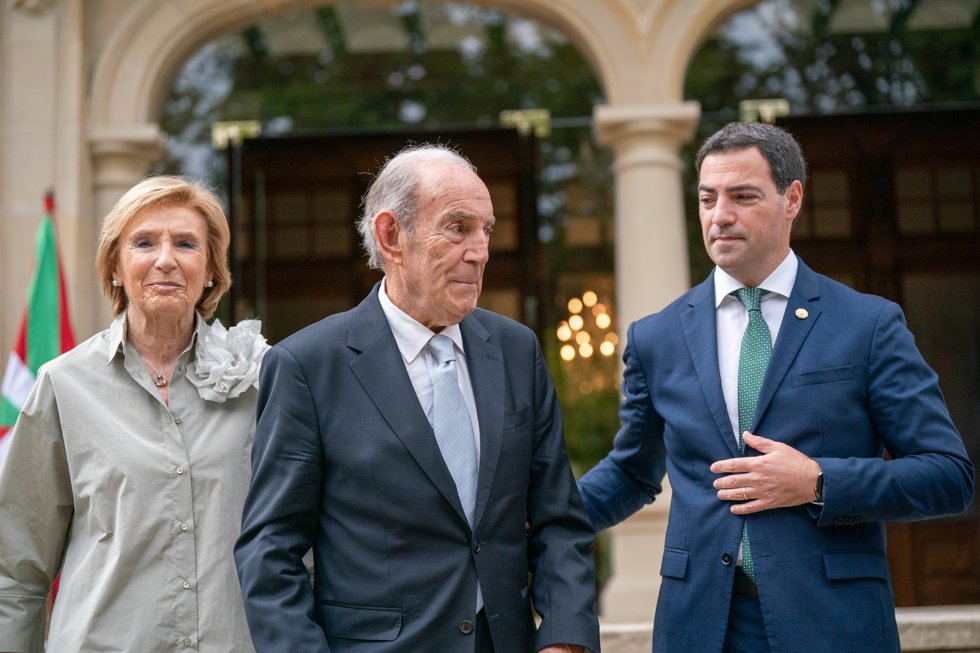 El Lehendakari, Imanol Pradales, y el ex-Lehendakari, Carlos Garaikoetxea, durante un acto institucional de reconocimiento al primer Gobierno vasco tras la dictadura, en el Palacio de Ajuria Enea, a 16 de junio de 2025, en Vitoria-Gasteiz, Álava, País 