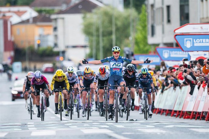 La ciclita belga Shari Bossuyt (AG Insurance-Soudal Team) ha ganado este lunes al esprint la segunda etapa de la Vuelta a España Femenina by Carrefour.Es, disputada entre Lobios y San Cibrao das Viñas sobre 109,8 kilómetros
