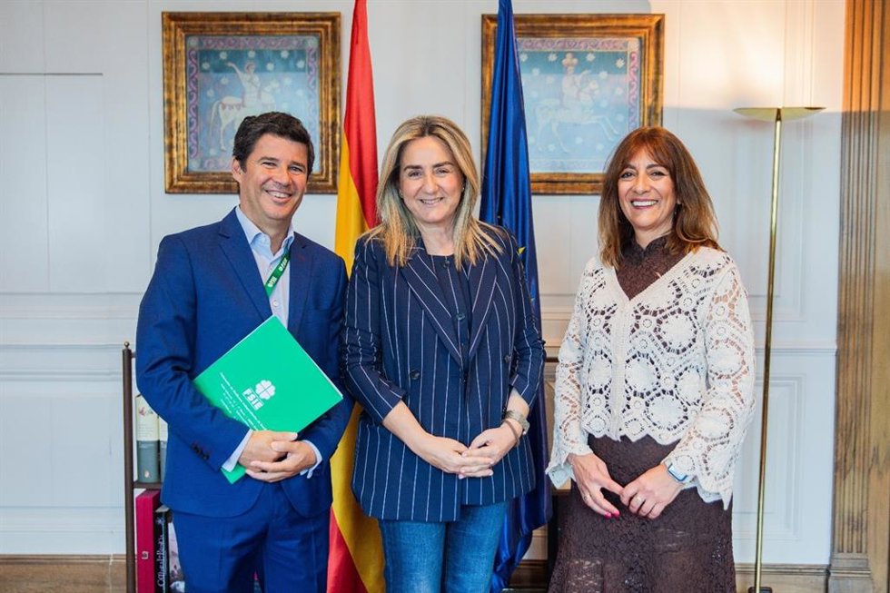 Tolón dice que el diálogo con los sindicatos es "esencial" para avanzar hacia un sistema educativo "más justo".