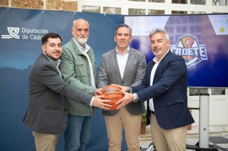 El vicepresidente segundo de la Diputación de Cádiz, Javier Vidal, junto al delegado de la Federación Andaluza de Baloncesto en Cádiz, Adolfo Magrañal, y los concejales de La Línea y San Roque, Alejandro Rodríguez y Juan Carlos Crespo.