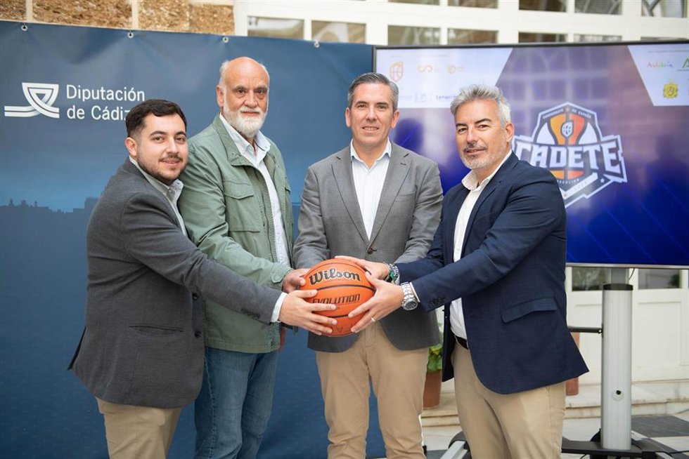 El vicepresidente segundo de la Diputación de Cádiz, Javier Vidal, junto al delegado de la Federación Andaluza de Baloncesto en Cádiz, Adolfo Magrañal, y los concejales de La Línea y San Roque, Alejandro Rodríguez y Juan Carlos Crespo.