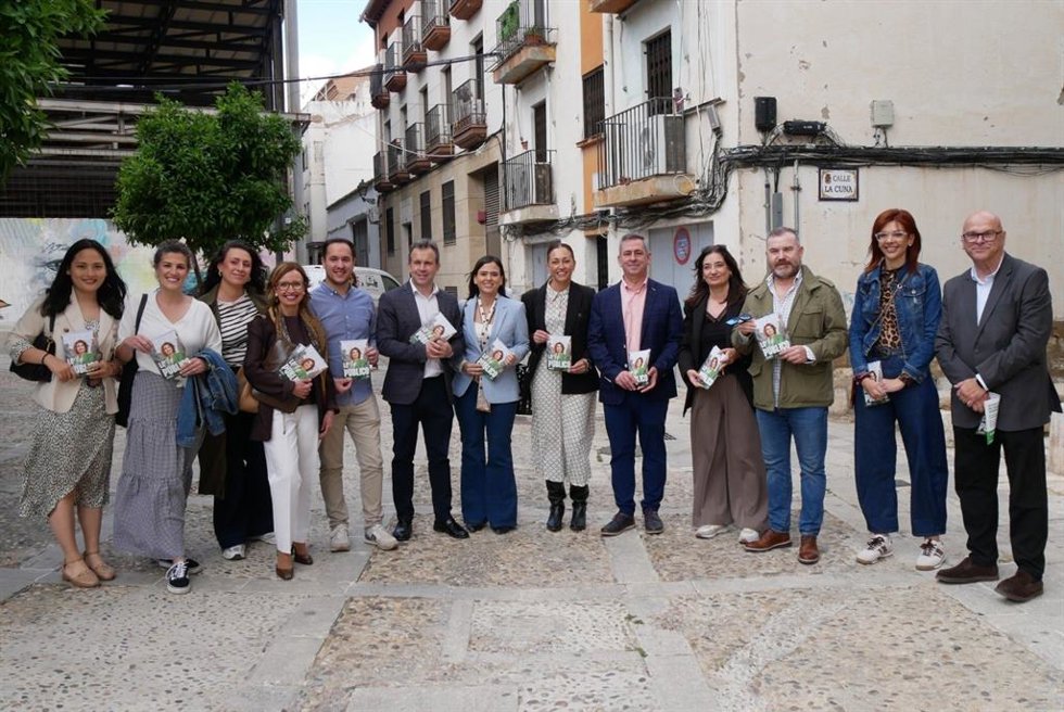 Miembros del PSOE de Jaén participan en un paseo electoral.