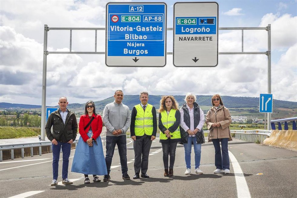 El secretario de Estado de Transportes y Movilidad Sostenible, José Antonio Santano (c), y la delegada del Gobierno en La Rioja, Beatriz Arraiz (3d), durante la puesta en servicio del enlace de Fuenmayor incluido en la Ronda Sur de Logroño