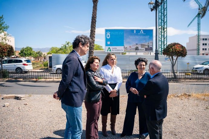Miembros del PP abordan la construcción de la nueva sede judicial de Roquetas de Mar (Almería).