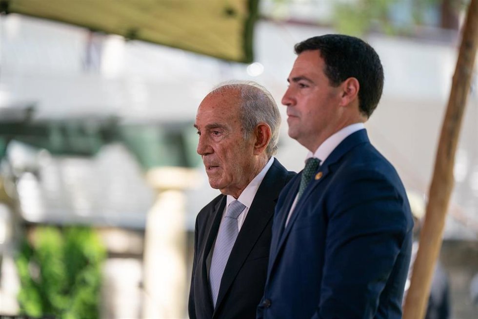 Archivo - (Foto de ARCHIVO) El Lehendakari, Imanol Pradales, y el ex-Lehendakari, Carlos Garaikoetxea, durante un acto institucional de reconocimiento al primer Gobierno vasco tras la dictadura, en el Palacio de Ajuria Enea, a 16 de junio de 2025, en Vito