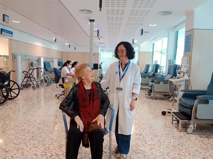 Personal del Vall d'Hebron con una paciente.