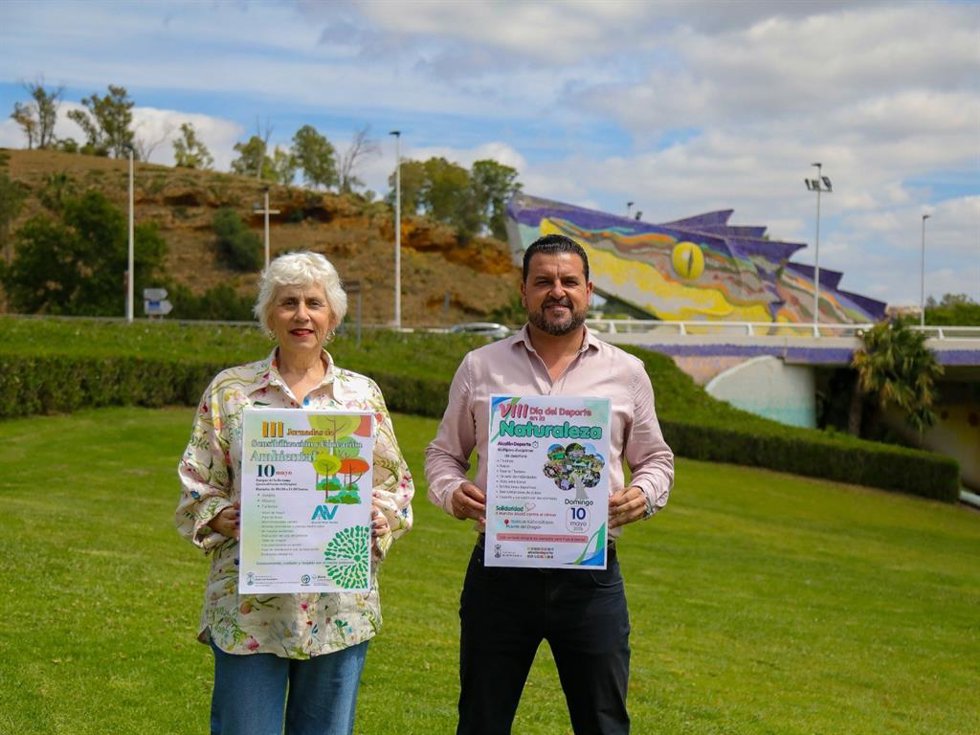 La delegada municipal de Monumento Natural y el edil de Deportes del Consistorio alcalereño, junto al Puente del Dragón.